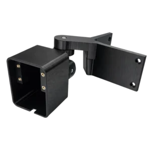 Uchwyt narożny do kamer Tapo montowany na elewacji budynku