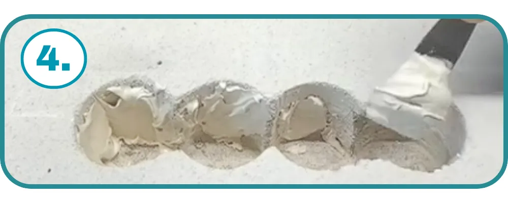 Nałożona zaprawa w otworach pod puszki 68 mm przed osadzeniem puszek