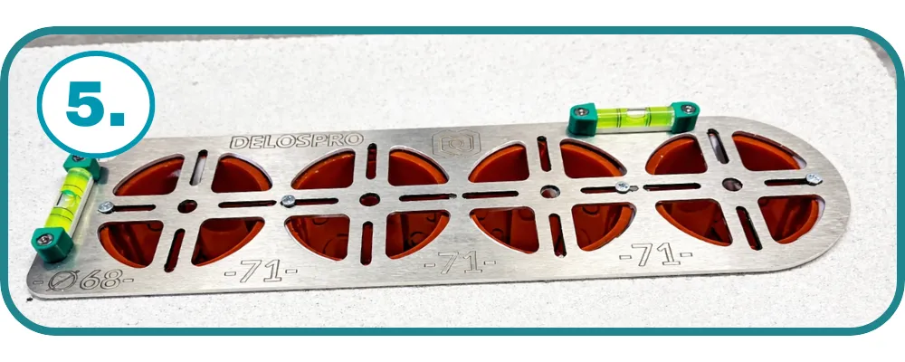 Szablon DELOSPRO do puszek 68 mm – rozstaw 71 mm i poziomica, przygotowanie do montażu