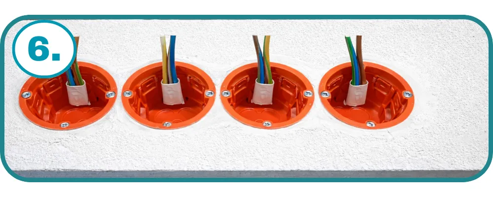 Równo osadzone puszki podtynkowe 68 mm w jednej linii – efekt końcowy montażu