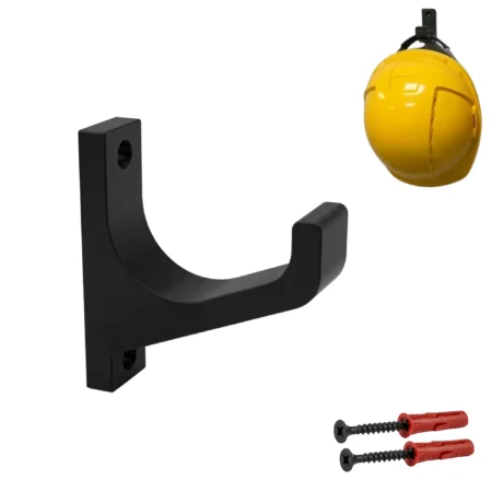 Na zdjęciu przedstawiony jest zestaw pięciu czarnych uchwytów ściennych przeznaczonych do przechowywania kasków ochronnych. Każdy hak na kask BHP posiada otwory montażowe umożliwiające szybkie przykręcenie do ściany. W zestawie znajdują się również kołki i wkręty montażowe. Uchwyt umożliwia wygodne zawieszenie kasku budowlanego lub hełmu ochronnego w warsztacie, magazynie lub garażu. Dzięki temu kaski robocze mają swoje stałe miejsce i są zawsze łatwo dostępne.