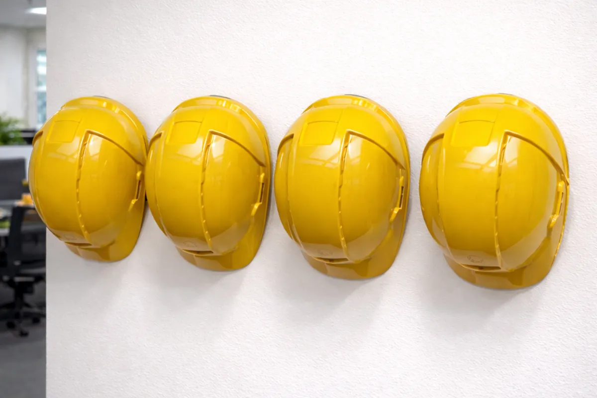 wieszaki na kaski bhp w szatni pracowniczej